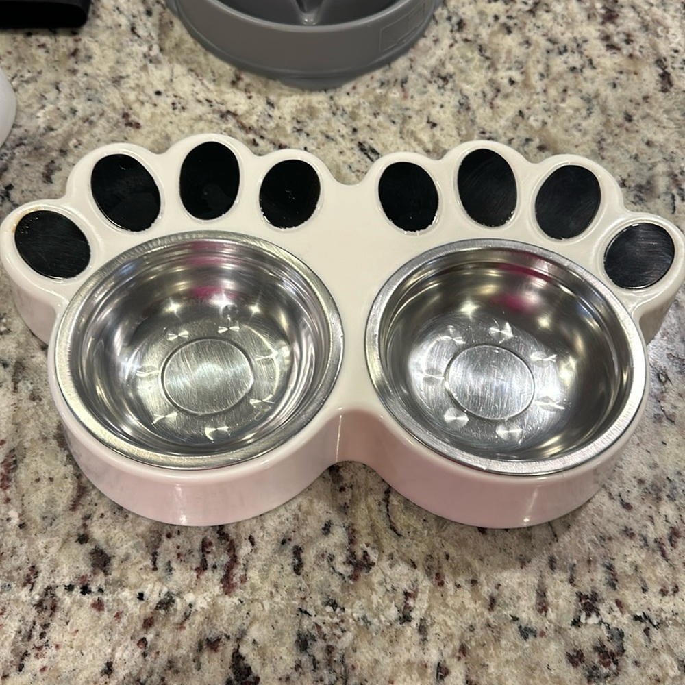 Cat feeder